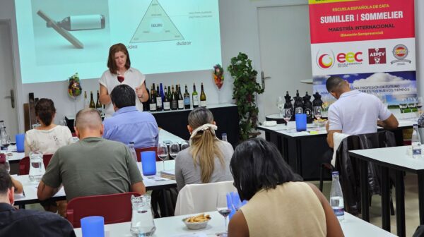 Fórmate con los mejores. Avalados por más de 25 años de experiencia y galardones como el Premio Maestros del Vino, en la Escuela Española de Cata impulsamos tu carrera hacia la excelencia del sector vitivinícola. Foto: Escuela Española de Cata.