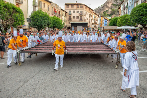 Cada año se congregan en Graus Huesca mas de 10.000 visitantes en torno a la parrilla mas grande del mundo. Foto: agencia.