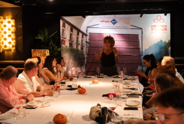 Elisabeth G.Iborra durante la cata a ciegas en la presentación de la próxima fiesta de la Longaniza de Graus. Foto: agencia.