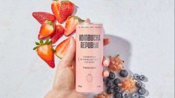 ¿Brindar sin alcohol y con elegancia? Sí, es posible. La sofisticación de la alta gastronomía y el bienestar se unen en el formato slim de Kombucha Republik. Foto: agencia.