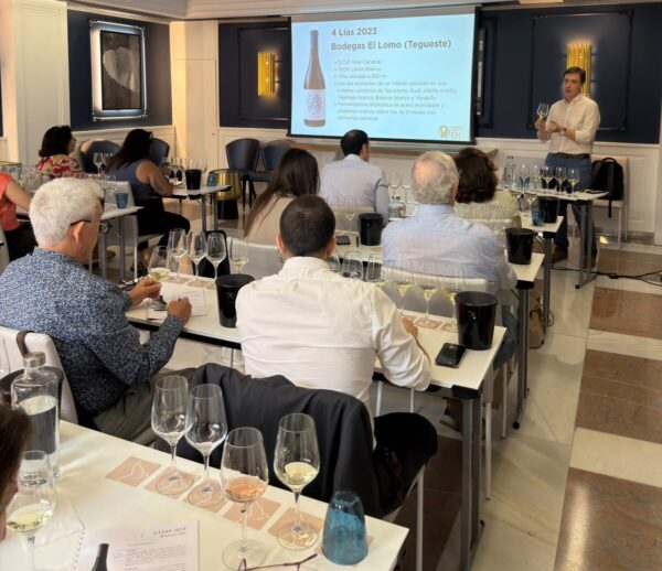 Vivimos el inmenso privilegio de catar los versos más bellos y profundos de la mano de la UEC y Gastroystyle. ¡Una experiencia inolvidable!. Foto: UEC