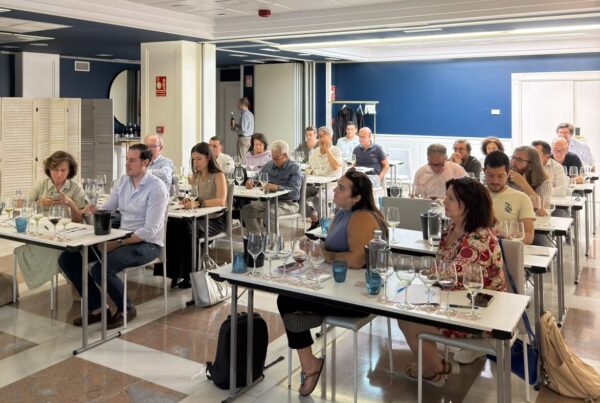 Poesía en cada copa. De la mano del gran Antonio Candelas, descubrimos la elegancia, salinidad y frescura eléctrica de los grandes blancos y rosados premiados de las Islas Afortunadas. Foto: UEC.