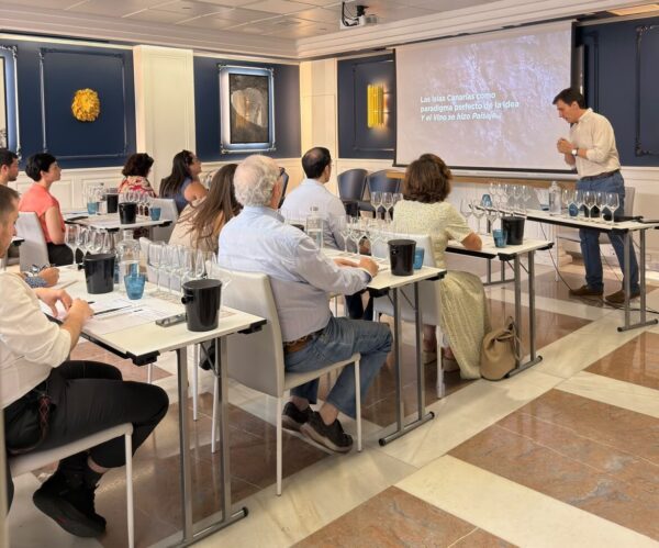 Un viaje sensorial inolvidable. 🥂 Del grito de la tierra de Lanzarote y La Gomera, hasta los matices de El Hierro y Abona. Así fue nuestra exclusiva inmersión en los galardonados Premios Baco y Bacchus. UEC