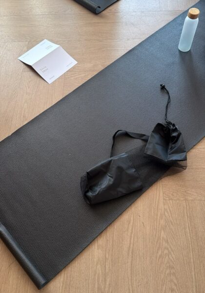 La buena condición física es el primer requisito para la felicidad". Empezamos la jornada despertando el cuerpo y liberando tensiones con una masterclass de pilates de la mano de Lara Ruiz. El equilibrio perfecto entre calma, energía y reconexión. Foto: Rocío Giménez.