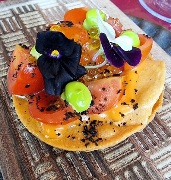 El chef César Miramón reinventa los platos clásicos. Bocados que definen la personalidad del menú SUTAN. Foto: Ruperto de Nola.