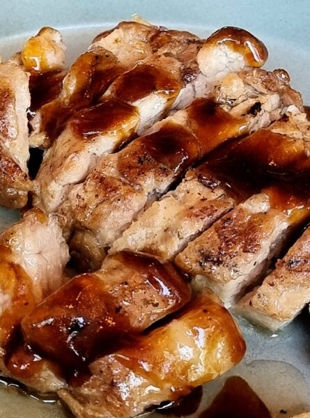 De esos platos que te obligan a cerrar los ojos y hacer un silencio en la mesa. Las mollejas crujientes y el secreto ibérico con aroma a brasa en Eneko Basque Madrid son de otra galaxia. ¡Pura religión del producto!. Foto: Ruperto de Nola.
