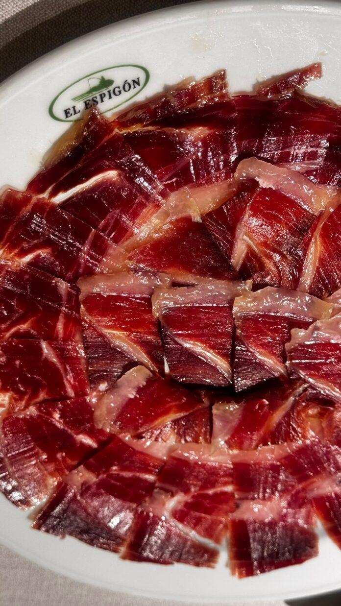 Jamón de Bellota de Los Tartessos: Aristocracia ibérica cortada a cuchillo; un inicio idílico donde la grasa fundente y el dulzor sutil de la bellota dictan una auténtica declaración de principios. Foto: agencia.