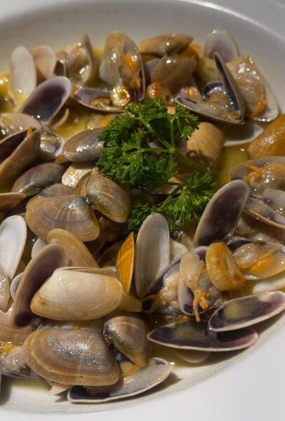 Coquinas de Huelva al vapor: El extracto puro y yodado del mar, abierto limpiamente sin artificios y acariciado por un levísimo toque de ajo y aceite de oliva virgen extra. Foto: agencia.