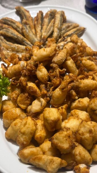 El arte de la fritura andaluza: Puntillas crujientes que semejan un encaje de bolillos frito y boquerones impecables, donde el lujo reside en la frescura extrema y el control absoluto de la temperatura. Foto: agencia.