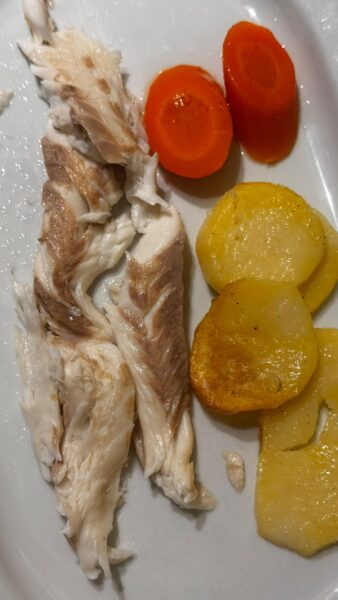 Lubina a la sal: La liturgia del mar en su máxima expresión. Una carne nacarada, jugosa y en lascas perfectas que demuestra por qué la sencillez es el último refugio del genio culinario. Foto: agencia.