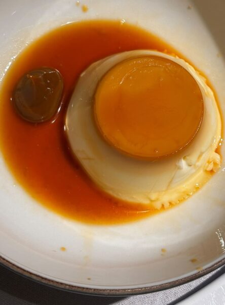 Flan de mascarpone: Una tentación de cremosidad insultante y textura aterciopelada, escoltada por un caramelo tostado en su justo punto de amargor. El broche de oro a una sobremesa perfecta. Foto: agencia.