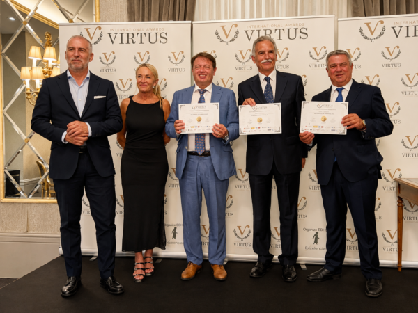 Sinergias, reencuentros y mucha pasión por el sector. ✨ El cóctel de bienvenida fue el preludio perfecto para una velada mágica entre viejos amigos y grandes profesionales. Foto: Virtus.