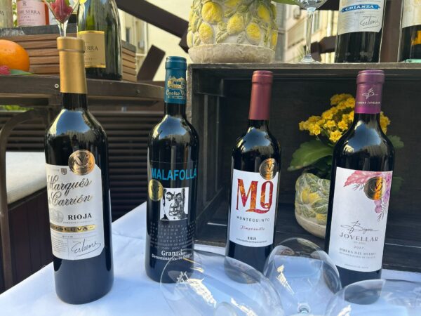 El vino es poesía embotellada». Un auténtico privilegio catar de primera mano las joyas enológicas, aceites y espirituosos premiados en esta edición. Puro arte artesanal. Fotos: Virtus.