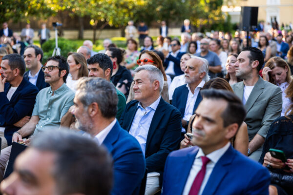 El verdadero triunfo de la noche: lograr lo imposible en estos tiempos. Sentar a personas muy diferentes en la misma mesa y conseguir que todas salgan con la misma sonrisa. Foto: Agencia.