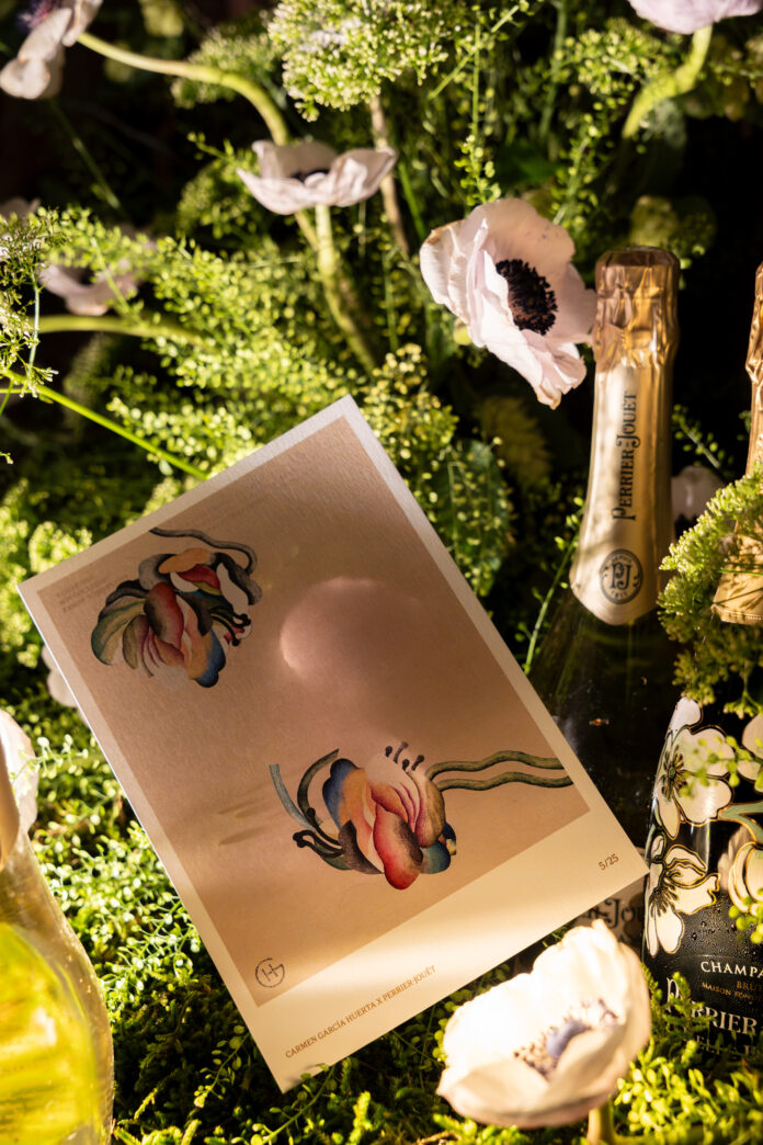 El arte de habitar la belleza. El magnetismo de la emblemática anémona de Perrier-Jouët se alía con la agitación cultural de La Fábrica en un itinerario sensorial sin precedentes en Madrid. Un brindis donde el arte contemporáneo, la alta gastronomía y el diseño sostenible se funden en una sola copa. Foto: La Fábrica.