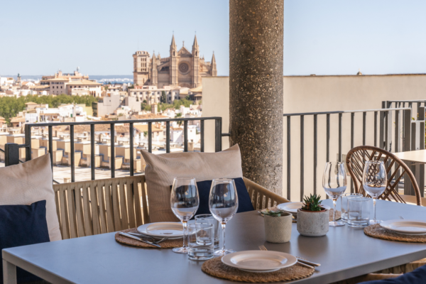 La partitura hedonista perfecta para las noches estivales: una cena de alta joyería gastronómica en L’Àtic seguida de las notas envolventes de jazz, soul y blues en directo en el Blue Jazz Club. Todo con el skyline iluminado de la Catedral como telón de fondo. Foto: agencia.