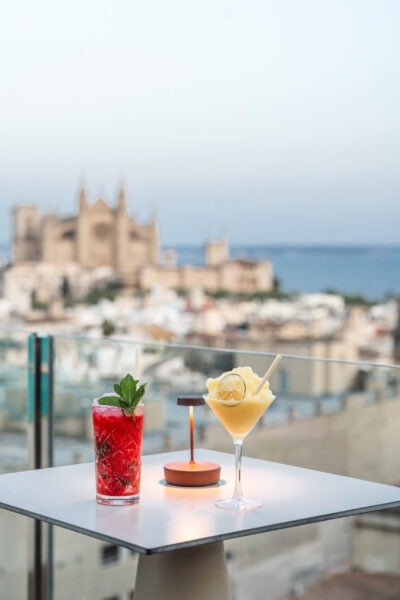 Detener el tiempo, acariciar el cielo de Palma y disfrutar con los cinco sentidos. Descubrimos la sofisticada propuesta de L’Àtic en la emblemática séptima planta del Hotel Saratoga; un auténtico refugio de distinción urbana. 🌅 Sorprende su maridaje para los amantes de la enología más exigente. Foto: agencia.