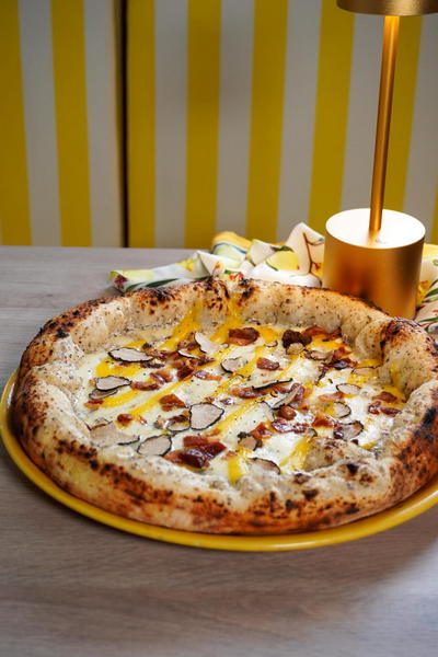  La vida es una combinación de magia y pasta" (y si se comparte, mejor). Estrenamos nueva carta de verano con bocados tan irresistibles como nuestro Padellino de focaccia con tracciatella de trufa y porchetta romana. ¿Te vienes a probarlo?. Foto: agencia.