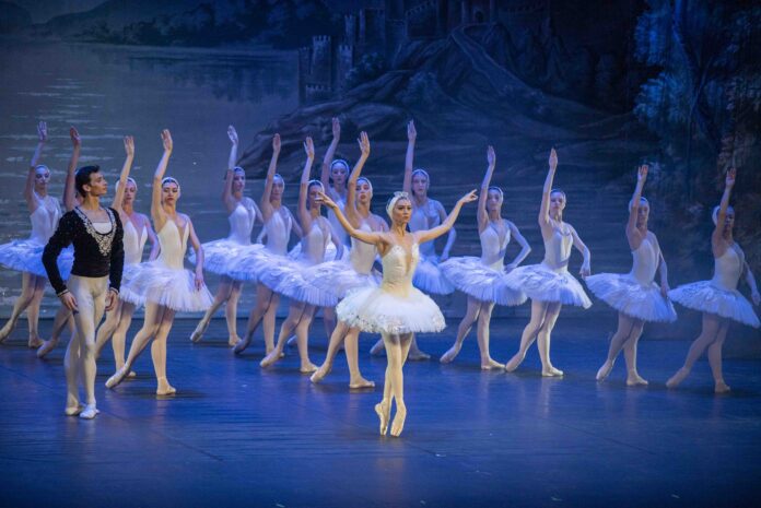 El ballet de Tatiana Solovieva transforma la vibrante Gran Vía en un escenario de pura emoción y simetría clásica, postulándose como el refugio sibarita y el deleite definitivo para los sentidos en el corazón de Madrid. Foto: agencia.