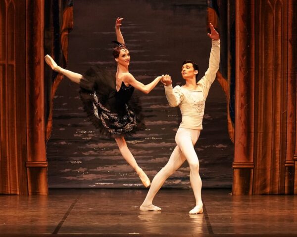 La seducción del Cisne Negro: Más allá de la técnica y los célebres fouettés, Odile despliega sus alas en un pas de deux que personifica la tentación en estado puro. Foto: agencia.