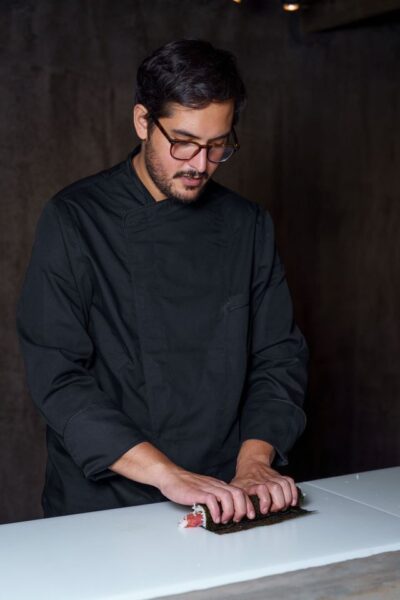 El chef Gabriel Suárez despliega su intuición culinaria en una velada íntima donde el sushi de autor trasciende lo puramente gastronómico. Foto: agencia.
