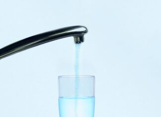 Tappwater lanza el filtro «invisible» que revoluciona las cocinas minimalistas El verdadero lujo no se ve, se siente. Diseñado para los amantes de las cocinas minimalistas y las líneas limpias, el nuevo InlinePro SMR se oculta bajo el fregadero para transformar tu agua sin alterar la estética de tu hogar. La pureza que buscas, 100% invisible. Foto: Pixabay.