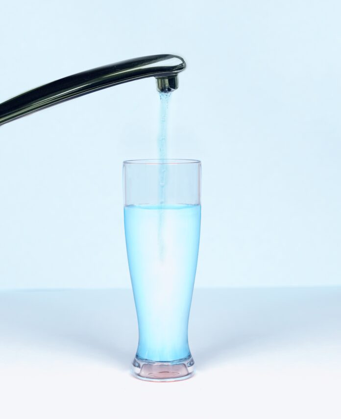 El verdadero lujo no se ve, se siente. Diseñado para los amantes de las cocinas minimalistas y las líneas limpias, el nuevo InlinePro SMR se oculta bajo el fregadero para transformar tu agua sin alterar la estética de tu hogar. La pureza que buscas, 100% invisible. Foto: Pixabay.