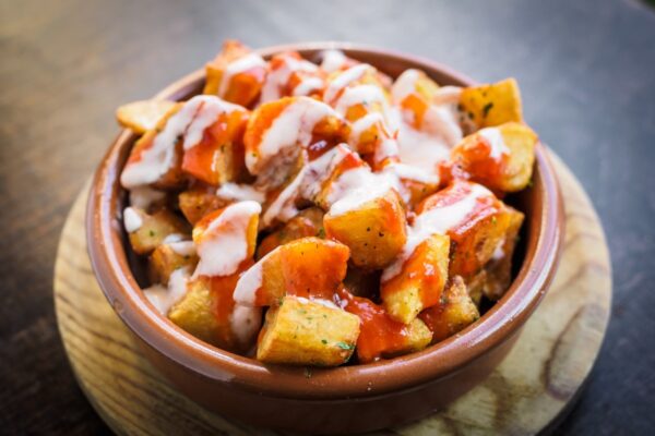 Showcooking al límite en el Hotel Rey Sancho. El próximo 28 de septiembre, 18 titanes de los fogones se batirán en duelo directo para demostrar quién reina en el Olimpo de las patatas bravas. Foto: internet.