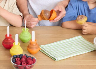 Helados caseros ‘guilt-free’ son el capricho gourmet del verano con Lékué Un viaje sensorial minimalista donde el único ingrediente es la pureza de la fruta real. Con los moldes Lollipop de Lékué, el verdadero lujo del verano es un capricho guilt-free con sabor a fresa y mango. Sin aditivos, solo sofisticación helada. Foto: agencia.