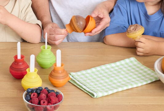 Helados caseros ‘guilt-free’ son el capricho gourmet del verano con Lékué Un viaje sensorial minimalista donde el único ingrediente es la pureza de la fruta real. Con los moldes Lollipop de Lékué, el verdadero lujo del verano es un capricho guilt-free con sabor a fresa y mango. Sin aditivos, solo sofisticación helada. Foto: agencia.