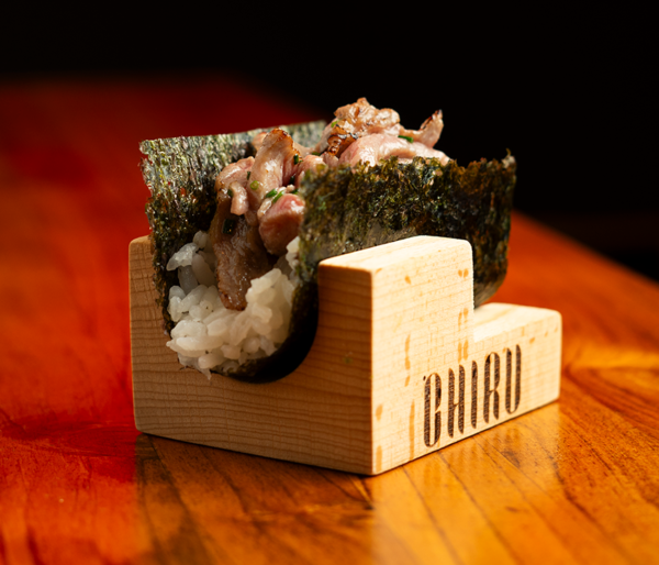 La simplicidad es la suprema sofisticación.” La nitidez del alga nori y el dominio de la barra convierten cada mini handroll de Chiru en un bocado memorables. Foto: agencia.