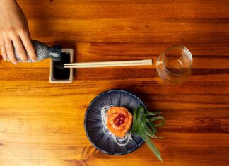 Sensaciones y alta cocina japonesa con mi experiencia Gastroystyle en Chiru Donde la gastronomía deja de ser sustento para convertirse en un lenguaje poético. La calidez del espacio y la sobriedad nipona en Chiru embargan los sentidos desde el primer instante. Foto: agencia.