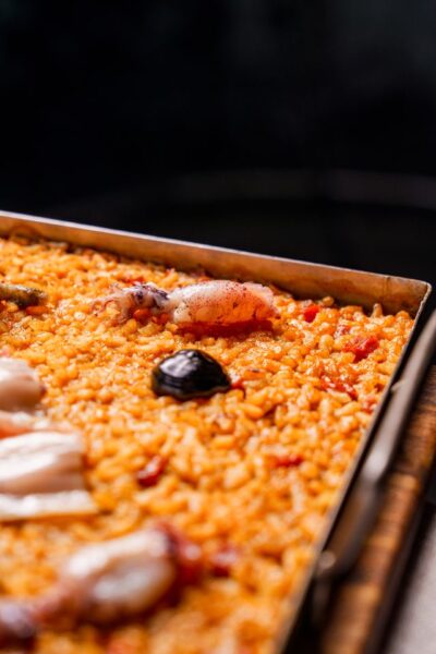 La elegancia de los clásicos: arroz cremosos con pulpo y el lema de la casa: «Barriga feliz, alma feliz». Foto: agencia.