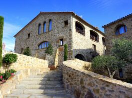 Las casas rurales en Cataluña son la guía gourmet del buen vivir y el descanso chic Entre viñedos y alta cocina: el arte del slow living en Cataluña. Una masía tradicional, maridajes con alma y el lujo de perder la noción del tiempo. Descubre la guía definitiva para una escapada rural con mucho estilo. Foto: pixabay.