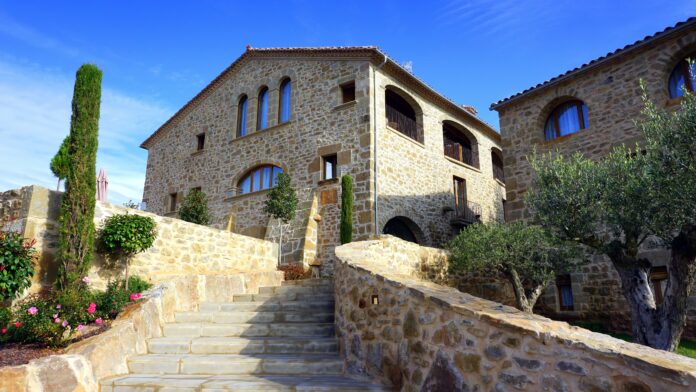 Entre viñedos y alta cocina: el arte del slow living en Cataluña. Una masía tradicional, maridajes con alma y el lujo de perder la noción del tiempo. Descubre la guía definitiva para una escapada rural con mucho estilo. Foto: pixabay.