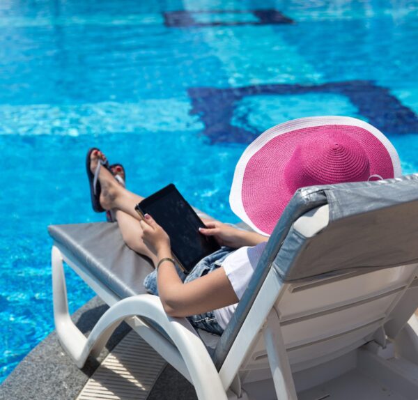 Piscina privada, copa de vino y tiempo sin prisa. Eleva tus vacaciones de un simple viaje a un recuerdo inolvidable. Foto: pixabay.