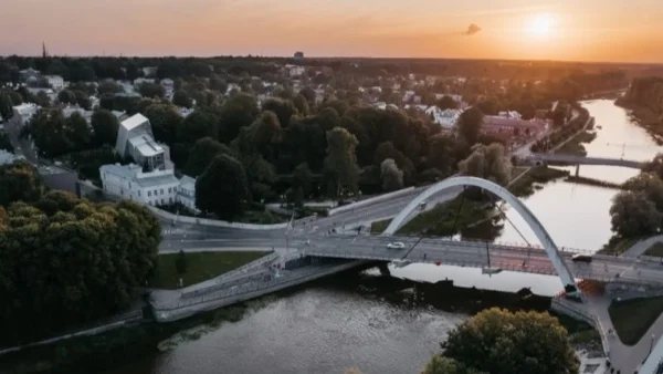 El arte de saber vivir a orillas del Emajõgi. Entre su vibrante atmósfera universitaria y sus icónicos rincones históricos, Tartu se posiciona como el destino boutique imprescindible para los amantes de la cultura y la gastronomía. Foto: agencia.