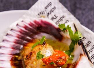 Bar Albariño ofrece el secreto marinero de Barajas donde el tapeo sabe a tradición A un paso del bullicio de Barajas, Bar Albariño se consolida como el gran secreto gastronómico del barrio. Un rincón de alma marinera y cocina honesta fundado por Álvaro Alcobendas y Patxi García, donde el producto fresco y la calma mandan a la mesa. Foto: agencia.