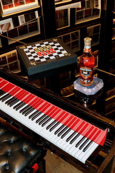 El emblemático edificio Metrópolis reabre sus puertas en Madrid para acoger la presentación de Chivas Regal 16 Edición Limitada, una joya líquida cocreada entre el Master Blender Sandy Hyslop y Charles Leclerc. Foto: agencia.
