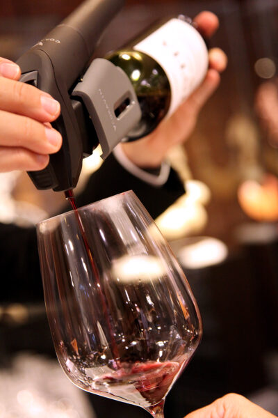 Ciencia, pasión y alta sumillería. Ni los grandes châteaux de Burdeos se resistieron al impacto de Coravin, la herramienta que cambió para siempre las reglas del servicio de vino. Foto: Félix Soriano.