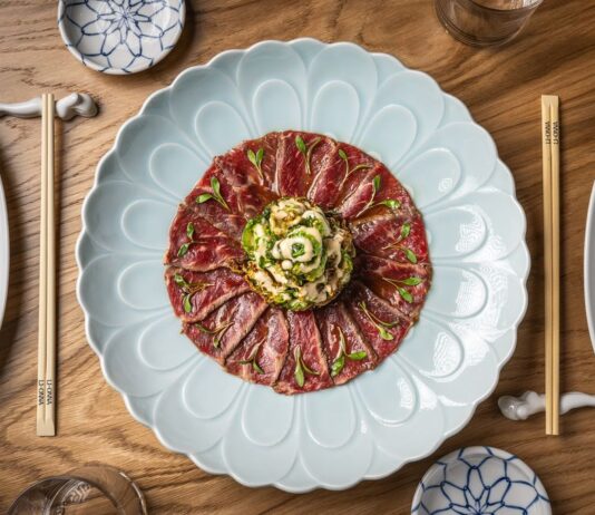 Li-Onna menú gastronómico sazonado con F1 Motor, gastronomía y alta coctelería. Del 11 al 13 de septiembre, Li-Onna vibra al ritmo de la Fórmula 1 en Recoletos con DJs, pantalla completa, 4 cócteles con Tequila Patrón y un Menú Degustación Premium con caviar, trufa y Wagyu. ¡El place to be del fin de semana en Madrid! Foto: agencia.