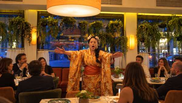 Un maridaje perfecto entre cultura y gastronomía. Con iniciativas como “Tu primera ópera” y “El Brindis de la Ópera”, el emblemático espacio madrileño rompe barreras para enamorar a las nuevas generaciones. Foto: agencia.