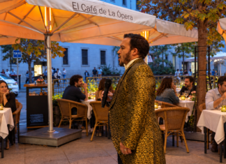 El Café de la Ópera invita a Madrid a vivir “su primera ópera” en una jornada inolvidable por el World Opera Day Ópera a pie de calle frente al Teatro Real. El Café de la Ópera calienta motores para el World Opera Day sacando el bel canto a su terraza y gastrobar con actuaciones gratuitas e intervenciones sorpresa. Foto: agencia.