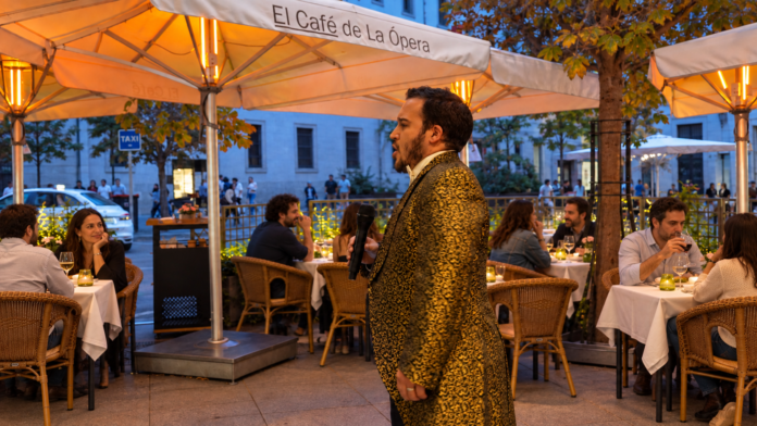 Ópera a pie de calle frente al Teatro Real. El Café de la Ópera calienta motores para el World Opera Day sacando el bel canto a su terraza y gastrobar con actuaciones gratuitas e intervenciones sorpresa. Foto: agencia.