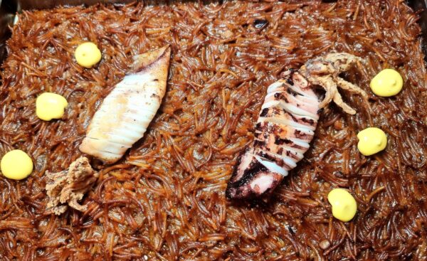 La Fideuá de calamar pequeño en karuton con la precisión de alta cocina en clave popular. Entra por los ojos, se sirve como un cuadro y se disfruta en la mesa. Un auténtico flechazo en El Lince. Foto: Ruperto de Nola.