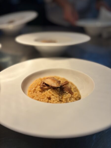 Esencia de otoño en cada bocado: cremoso de arroz con perdiz y setas de Plademunt, el maridaje perfecto con los aromas del campo y Vinos Jeromín. Foto: agencia.
