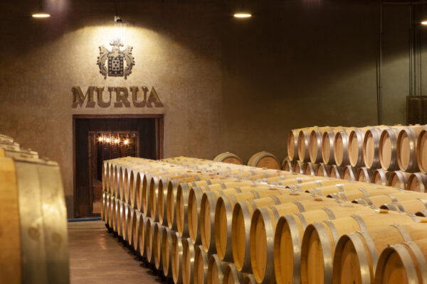 "El vino es la única obra de arte que se puede beber." 🎨 Pasión por la tierra y bellas artes se funden en el patrimonio de Bodegas Murua. Un templo de culto para los amantes de la buena mesa y la cultura. Rutas y catas exclusivas. Foto: Bodegas Murua.