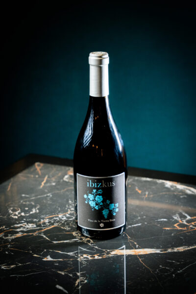 El maridaje de esencia pitiusa con los vinos Ibizkus Tinto Monastrell 2021 y Totem Blanco 2023 (IGP Vino de la Tierra) rindieron homenaje al brillante momento de la enología insular. Foto: agencia.