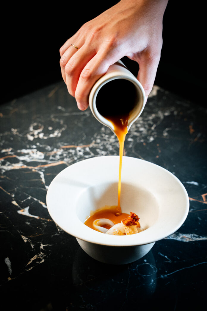 Reinterpretación marinera con un impecable bullit de peix con alioli de ajo negro, ensalzando el sabor del Mediterráneo más auténtico. Foto: agencia.