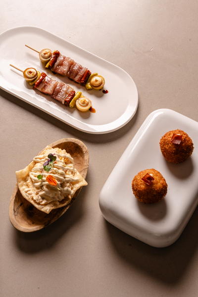 Detrás de la apariencia de casa de comidas popular, El Lince esconde la maestría y precisión de estrella Michelin de Javi Estévez. Desde su "Santísima Trinidad" del vermú (gilda, croqueta y ensaladilla) hasta sus guisos con alma, aquí la cocina tradicional se viste de gala sin perder su esencia. Foto: agencia.